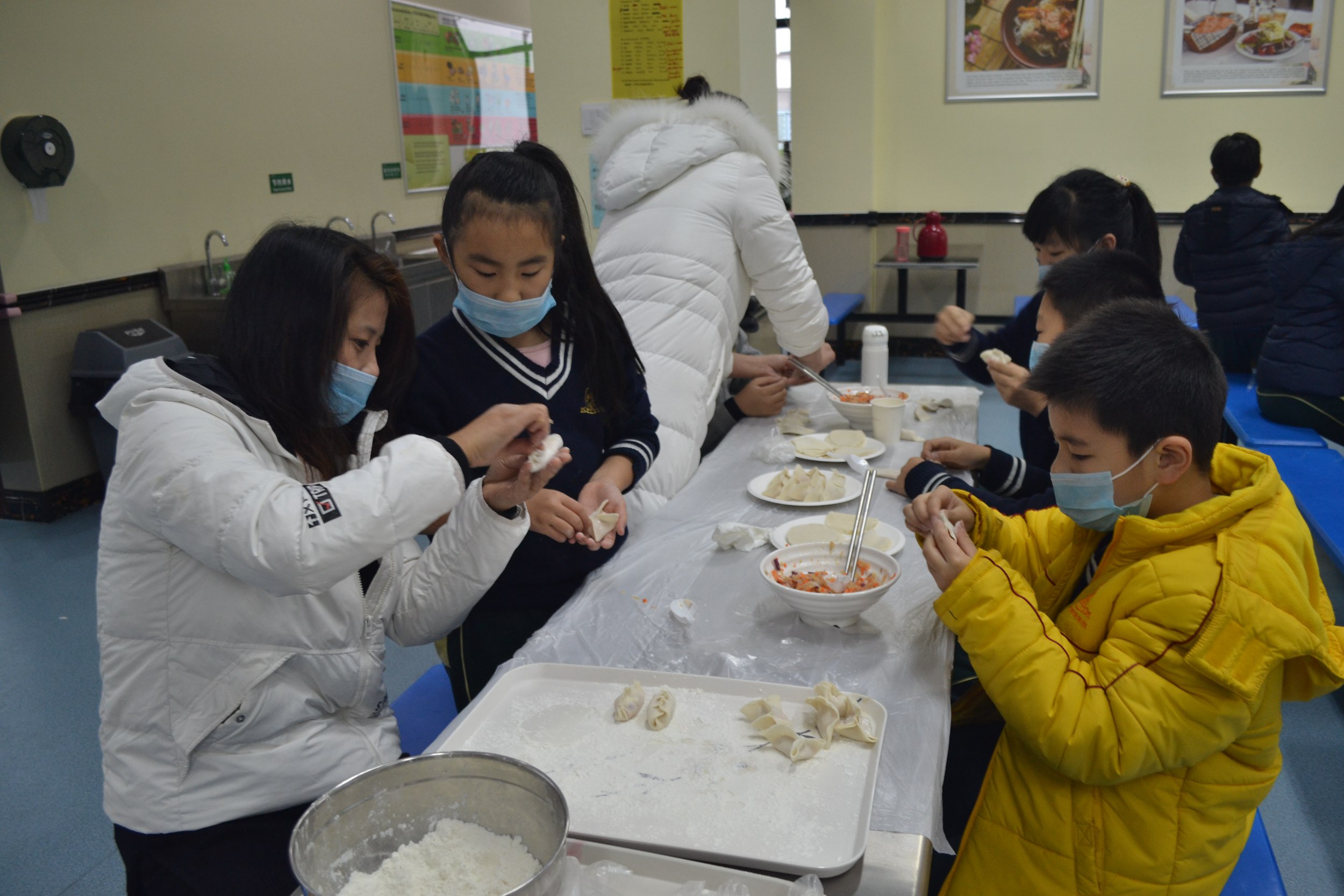 包中国饺子 享团圆之乐 Dumpling Making at the FNS Builds Our Community