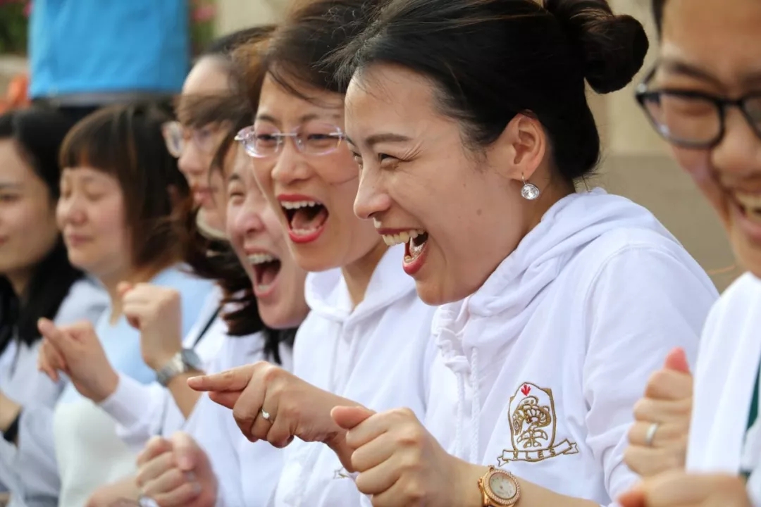 共建和谐团队，做快乐枫叶人 ——武汉枫叶小学月度交流大会暨教师团队拓展活动